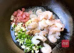 Illustration of how to stir-fry shrimps and rapeseed with colored peppers 8