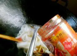 Illustration of how to make fried rice noodles 8