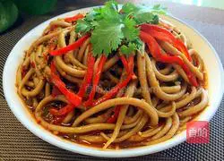 Illustration of how to make fried noodles with skewers 16