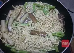 Illustration of how to make a pot of braised noodles 6