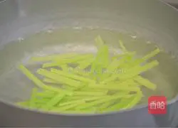 Thai Seafood Vermicelli Salad Recipe Illustration 11