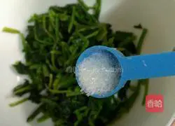 Illustration of how to make spinach with nuts 9