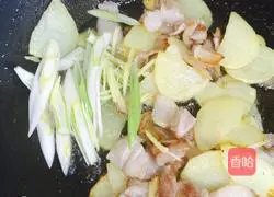 Illustration of how to make stir-fried pork belly with kimchi (improved version) 5
