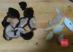 Illustration of how to make braised chicken with mushrooms and yellow beans 3