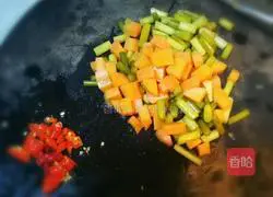 Illustration of making shredded beef with pickles 3