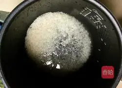 Illustration of how to make Hong Kong-style preserved egg and lean meat porridge 2