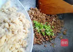 Illustration of how to make braised noodles with yellow mushrooms 14