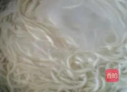 Illustration of how to make Sanding Braised Noodles 4