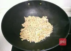 Illustration of how to stir-fry shredded pork with green pepper 7