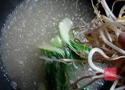 Illustration of how to make rice noodles across the bridge 5