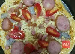 Illustration of how to make shrimp and red sausage pizza 3