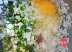 Illustration of how to make tomato sauce and radish meatballs 3