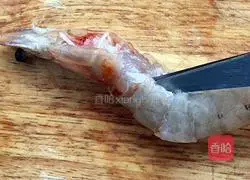 Illustration of how to make red wine drunk shrimp 4