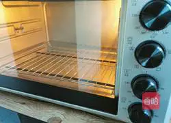 Illustration of how to make eight-inch hollow chiffon cake 10