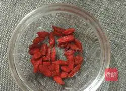 Illustration of how to make wolfberry and white fungus soup 2