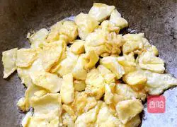 Illustration of how to make fried rice noodles with mushrooms and eggs 3