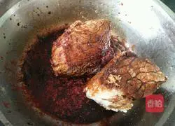 Illustration of making homemade beef sauce 4