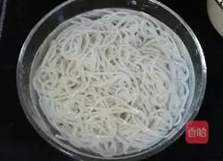 Illustration of how to make spicy minced pork rice noodles 9