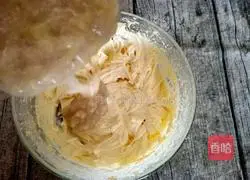 Illustration of how to make banana walnut cake 13