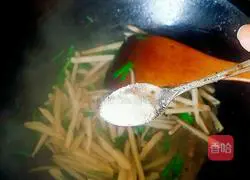 Illustration of how to stir-fry leeks and lotus vegetables 5