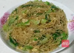 Illustration of how to make fried rice noodles with eggs, lettuce 4