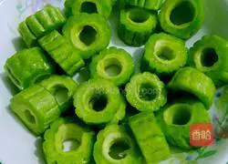 Illustration of how to make bitter melon stuffed with meat 3