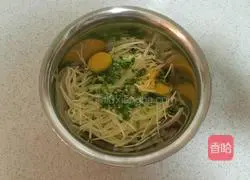 Illustration of how to make egg and potato shredded cake 2