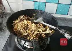 Illustration of making braised noodles with shredded mushrooms and chicken 5
