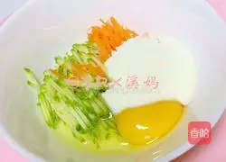 Illustration of how to make zucchini and egg pancakes 3