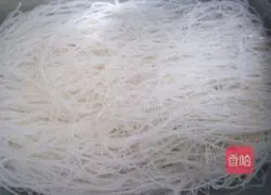 Illustration of how to make fried rice noodles with eggs 1