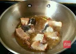 Illustration of how to make spicy fish cubes in dry pot 4
