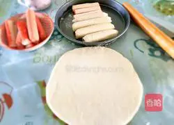 Illustration of how to make sausage and shrimp pizza 8