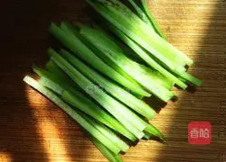 Illustration of how to make shredded pork with double flavor Beijing sauce 9