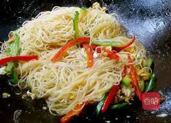 Illustration of how to make fried rice noodles with eggs 4