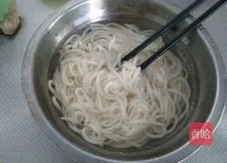 Illustration of how to make braised noodles with pork and enoki mushrooms 8