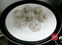 Illustration of how to make pearl meatballs 10