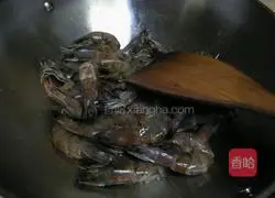Illustration of how to fry shrimps in oil 4