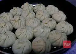 Illustration of how to make pan-fried pork buns 4