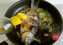 Illustration of how to cook crucian carp with green onions 12