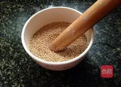 Illustration of how to make sesame candy heart thousand-layer pastry cake 3