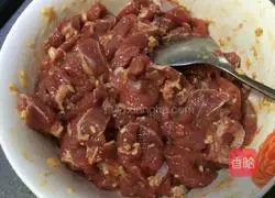 Illustration of how to make fried beef with onions 4