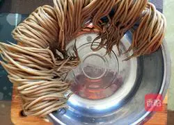 Illustration of how to make spicy noodles with skewers 11