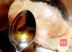 Illustration of how to mix shredded chicken 3