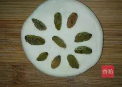 Illustration of how to make raisin buns 6