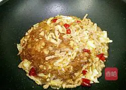 Illustration of how to stir-fry shredded pork with kimchi and sweet potato starch 8