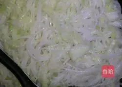 Illustration of how to make fried rice noodles with cabbage 5