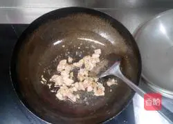 Illustration of how to cook diced chicken with sauce and topped with noodles 4