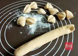 Illustration of how to make vegetable skin dumplings 7