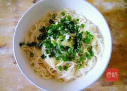 Illustration of how to make scallion noodles 5