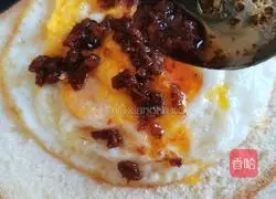 Illustration of how to make toasted beef sauce and egg bread 10